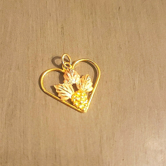 Jewelry - 10K Landstorms Gold Heart Leaves and Grape Pendant